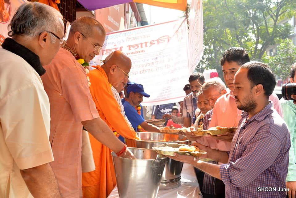 iskcon_saswad_dindi_prasada_vitran